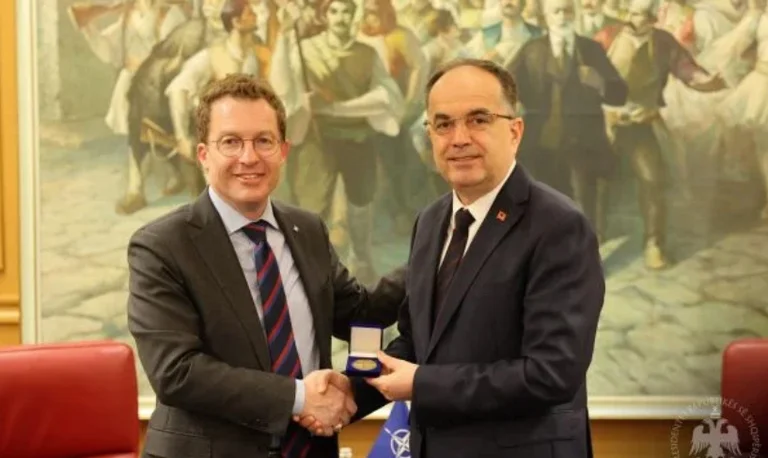 El presidente albanés busca la OTAN de Kosovo, miembro de la ONU en reunirse con el oficial de la Alianza