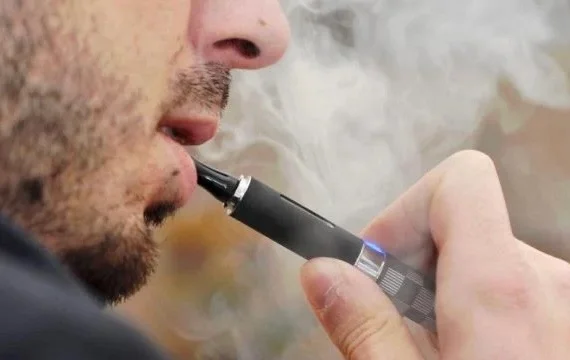 Usado por miles de personas, aprender los efectos secundarios de los cigarrillos electrónicos