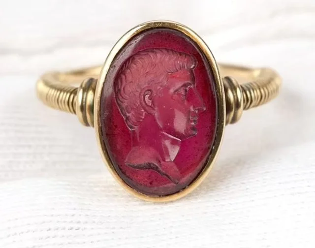 El anillo con la cabeza del hombre que escribió la historia se vende por un alto valor