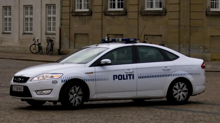 Alarma en Copenhague, de 18 años se incendia frente a la embajada americana.