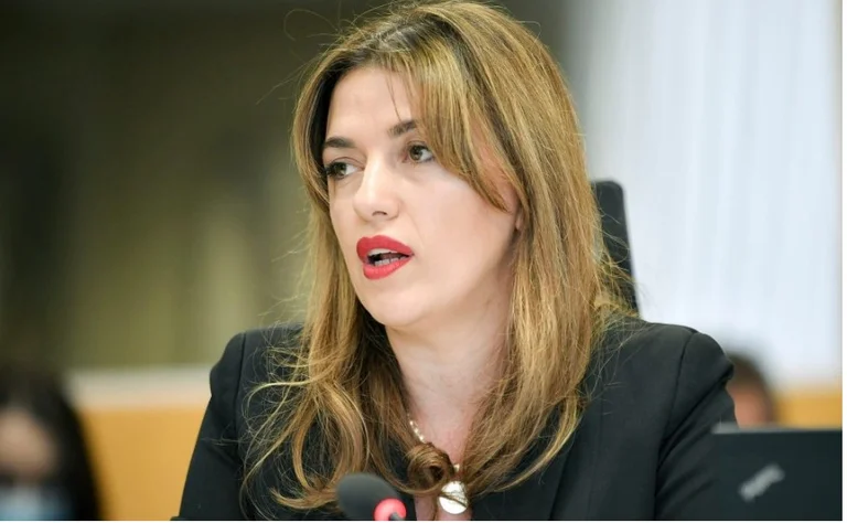 Hadzi llamó al Fiscal Especial: Tratar temas de crímenes de guerra en serio