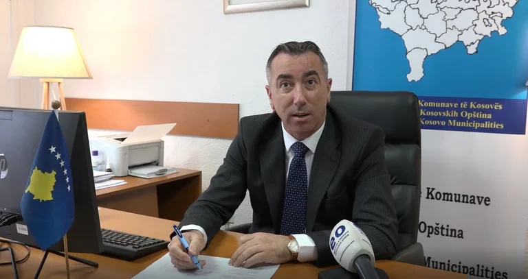 Los municipios insisten en que 100 euros no sean perdonados por el impuesto, Ibrahimi dice que pierden decenas de millones de euros.