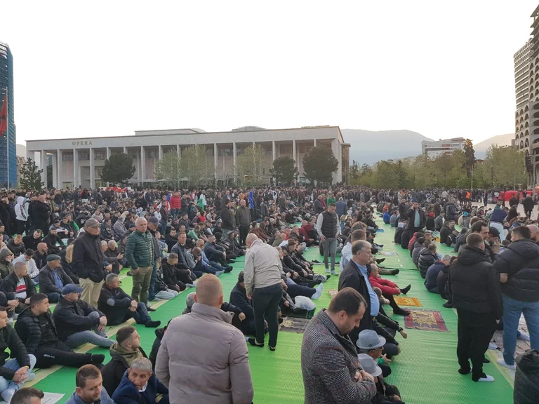 En Albania también, miles de creyentes musulmanes respetan la plaza Skenderbej