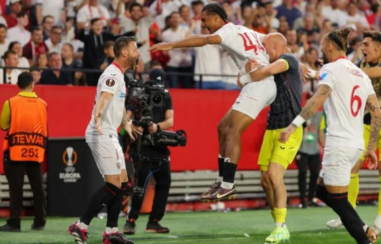 Sevilla lleva Manchester United a casa
