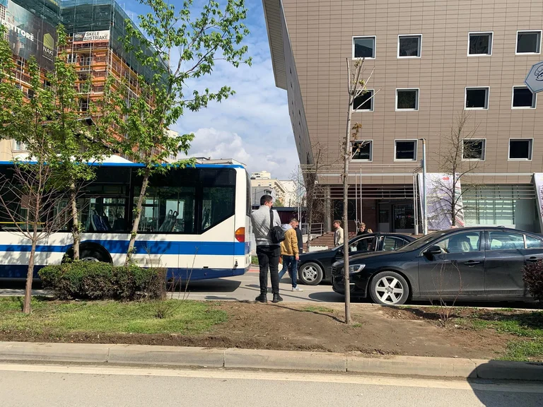 Accidente entre dos coches y autobuses en Pristina