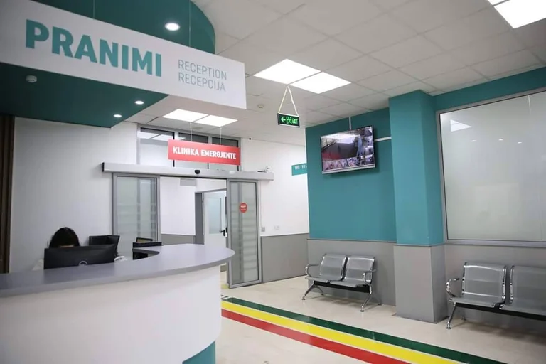 Krasniqi se niega a ser controlado por el equipo médico en Emergencia