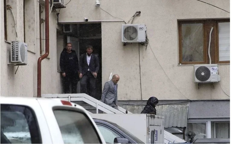 El director de KEK se niega a apostar apartamento, la policía decide romper la puerta