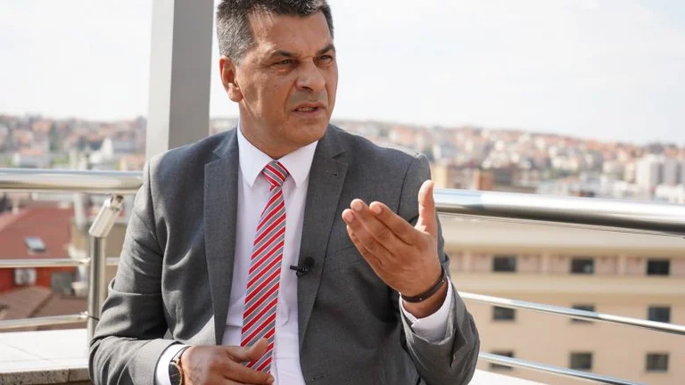 Kryeziu: La mayoría de los que no pueden celebrar sesiones, mejor renuncia