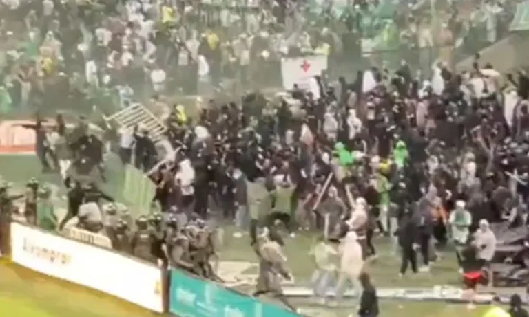 Lucha contra daños en derby colombiano, al menos 89 heridos