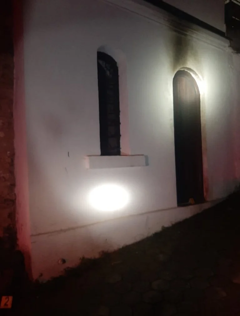 Puerta de la iglesia dañada en Prizren