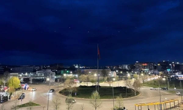 Círculo de bandera iluminado en Pristina