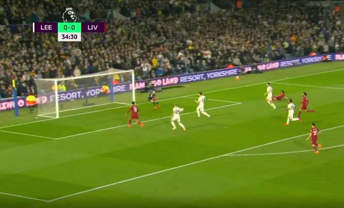 Gakpo no pierde la oportunidad, envía la pelota a la red de Leeds.