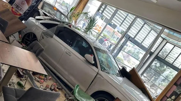 Accidente en magistrados Pristina ão Mitrovica, los coches terminan en un local