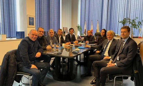 NFFK anuncia la visita de funcionarios de U EFA y FIFA sólo hablaban de licencia