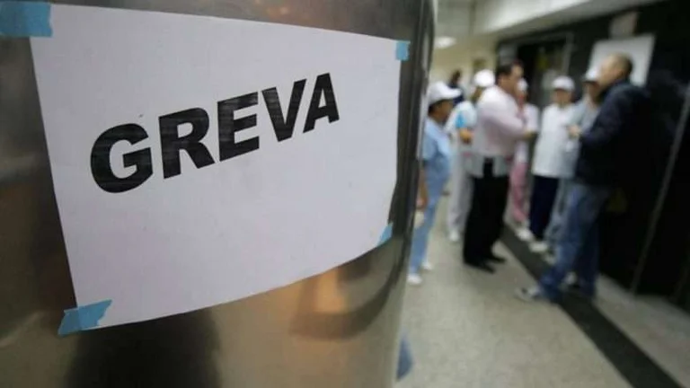 La huelga de los trabajadores técnicos continúa en el hospital Gjakova, escuelas de Pristina