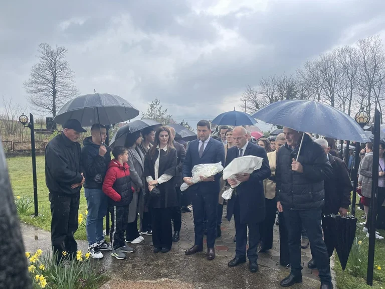Krasniqi rinde homenaje en el complejo Poklek Memorial