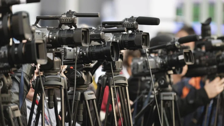 Ataques contra periodistas en Kosovo, Sadiu con llamamientos a la acción urgente para garantizar la seguridad de los periodistas