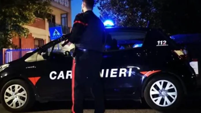 Los albaneses disparan el granizo automático en el apartamento del oficial italiano