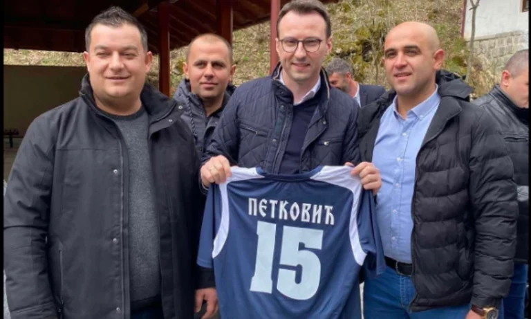 El gobierno le dio permiso para Pascua, Petkov de cabezas de Decani a Gjilan