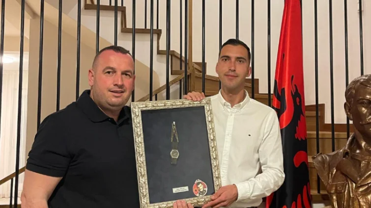 Luan Haradinaj es concedido el reloj que su padre mantuvo hasta la caída en la batalla