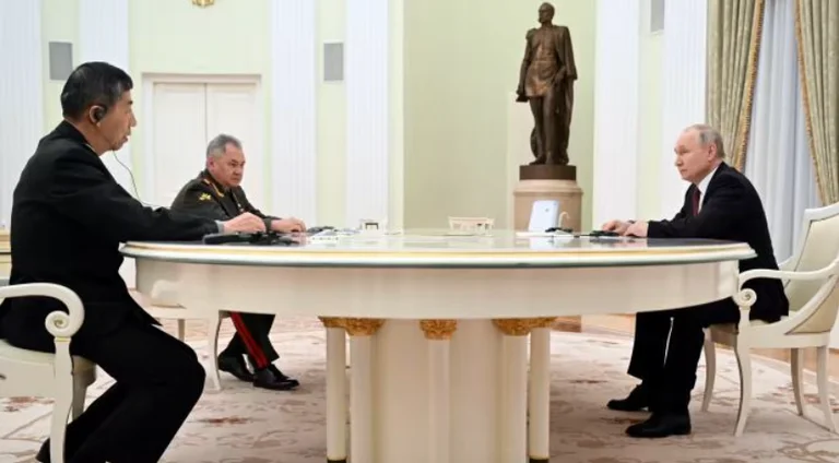 Putin se reúne con el Ministro de Defensa de China en Moscú, acoge la cooperación militar
