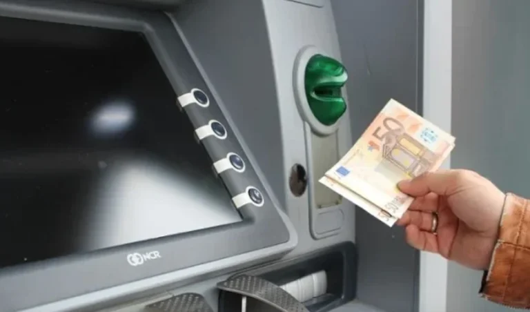 Albanés recibe el dinero que encontró en el cajero automático, es arrestado por la policía por robar y expulsar de este estado