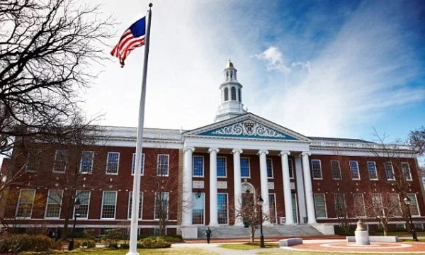 Habla empresario de lengua albanesa en Harvard