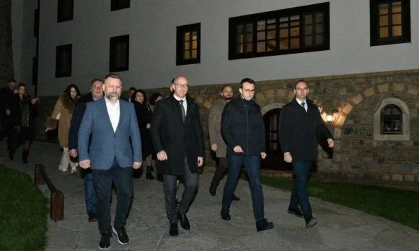 Petkov en Decan, participar en la liturgia de la medianoche de Pascua