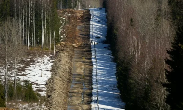 Después de ser miembro de la OTAN, Finlandia pone alambre de columna en frontera con Rusia