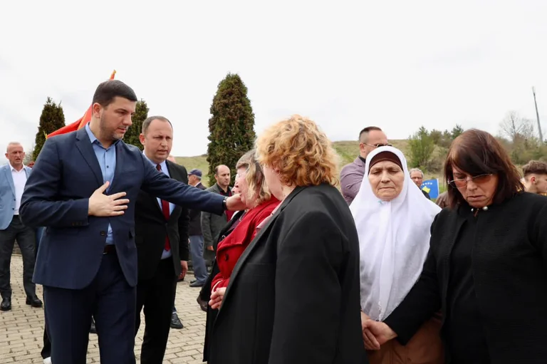 Krasniqi rinde homenaje a Eslovenia en Lipjan, conmemora a 45 víctimas de guerra en Kosovo