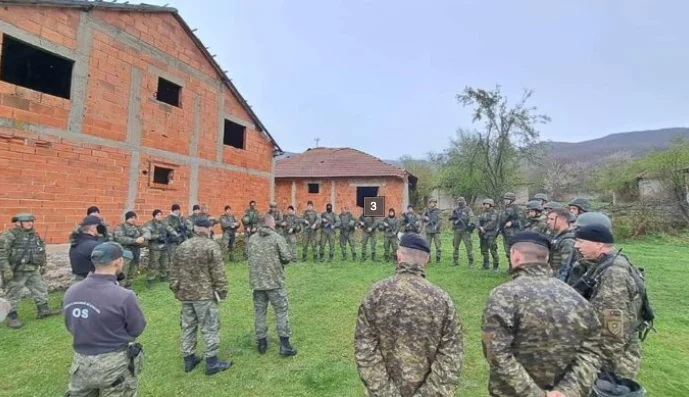 Los miembros de KSF realizan entrenamiento de guerra en centros residenciales