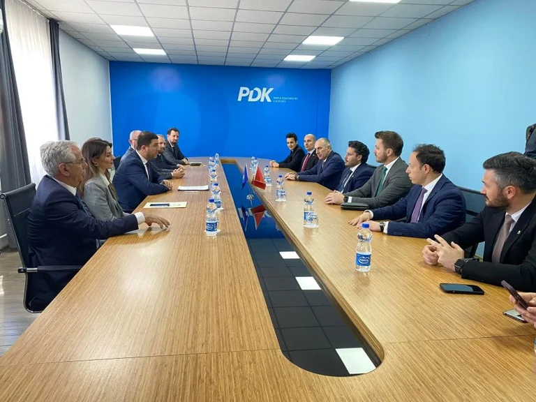 Krasniqi acoge a Dritan Abazovici en la reunión