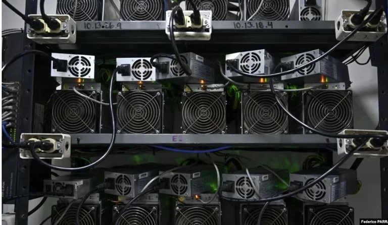 Incautación policial sobre 170 equipos de criptovalta en el norte