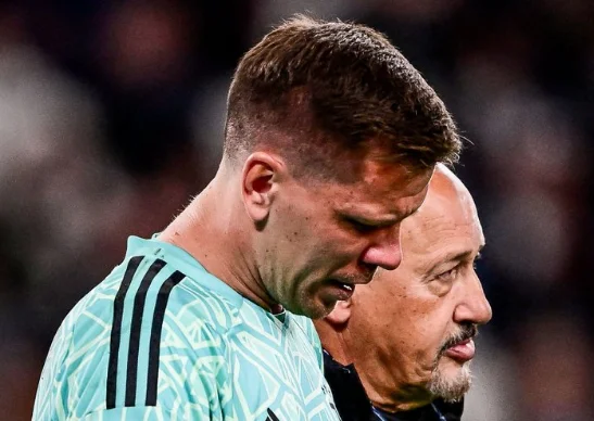 Szczny se sentó en el campo en el partido contra el deporte después de tener frecuencia cardíaca