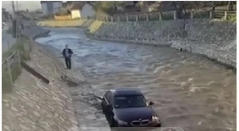 El coche termina en el río Llap
