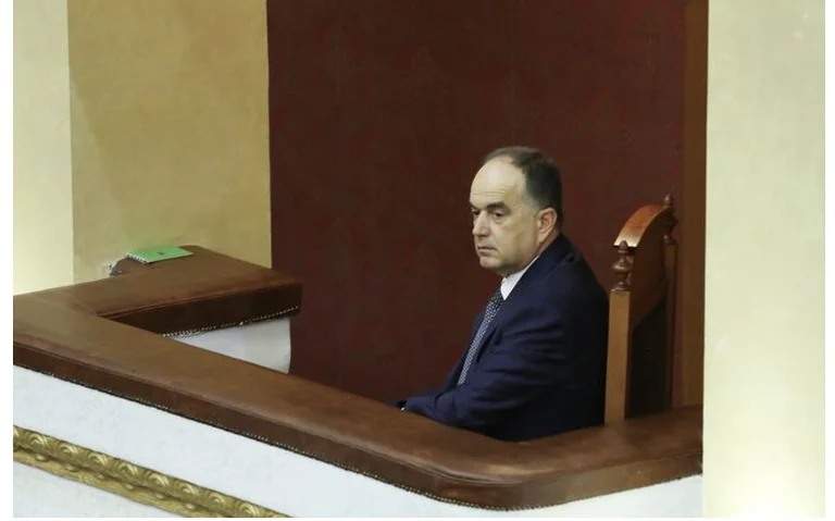 El presidente de Albania pide elecciones libres, sin uso indebido