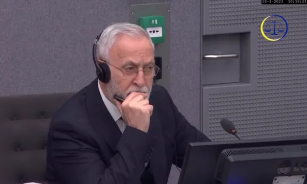 Jakup Krasniqi en mal estado: Abogado lo quiere fuera de sesión