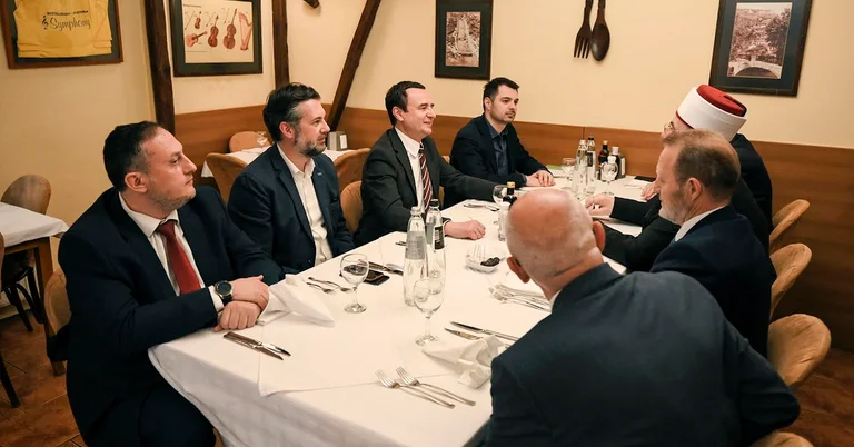 Kurti pone Iftar para Ternava mufti