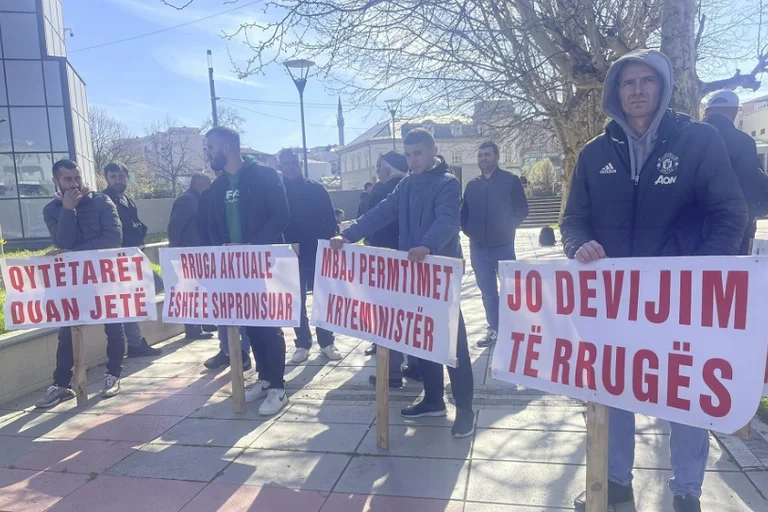 Más de 10 residentes de Malisevo y Kline protestan frente al gobierno contra la desviación de carreteras