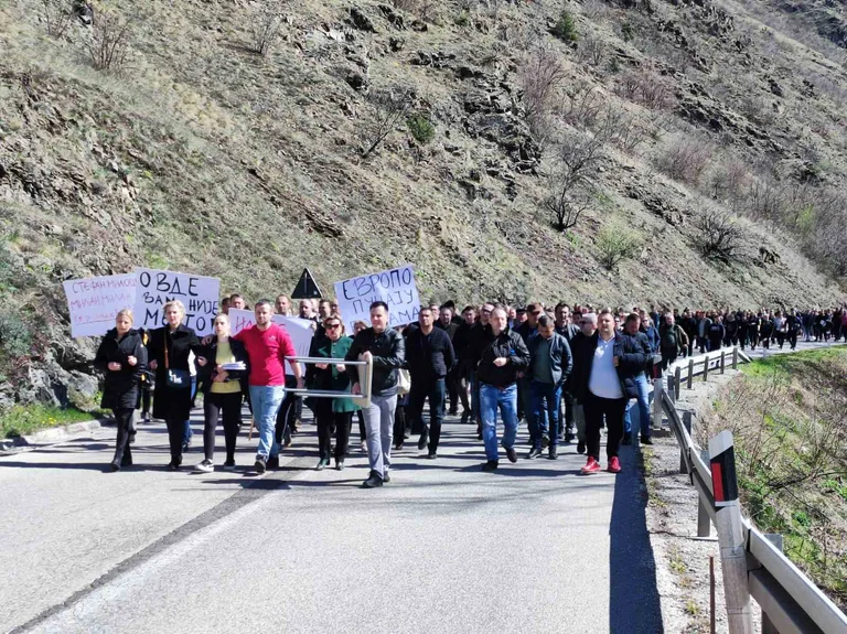 Protest Serbs in the north, call for withdrawal of special police units