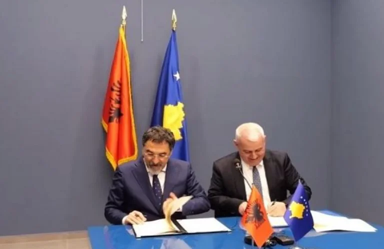 Kosovo, Albania firman un acuerdo para mejorar la libre circulación