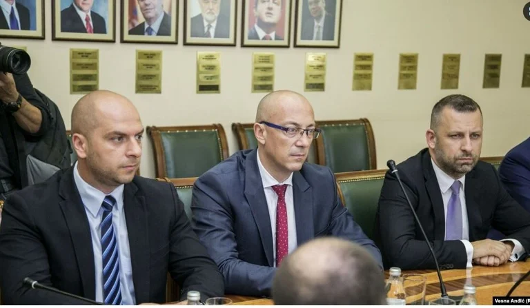 La lista serbia comienza Propaganda, Unidad de Policía Especial de Blames para Injing a Serb