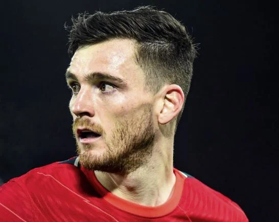 La FA lanza investigaciones sobre Robertson que enfrentó al juez en el partido Arsenal.