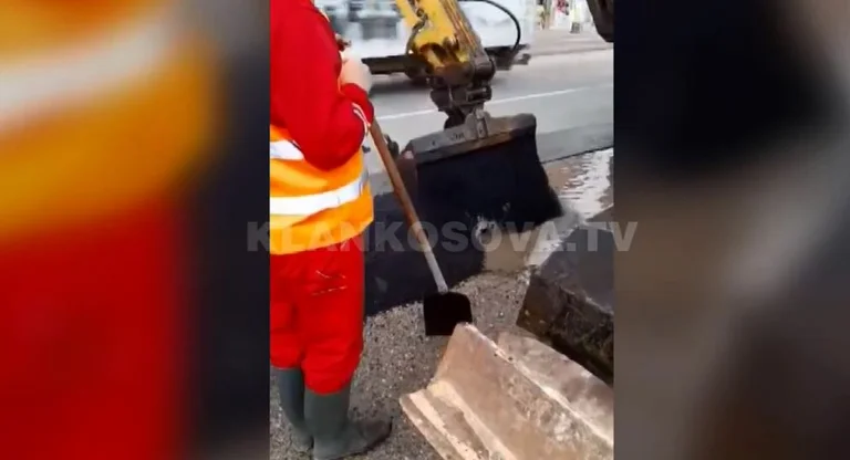 Asfalto colocado sobre el agua en la calle Pristina- Podujevo