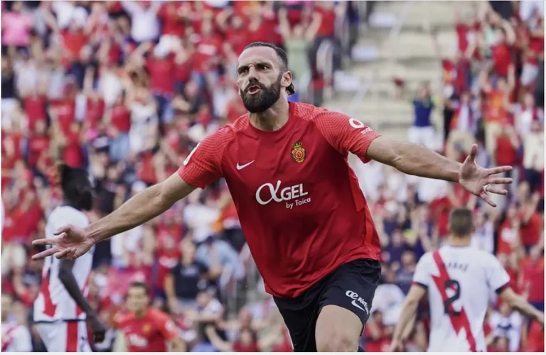 Muriqi incluido en la lista para el equipo del año, pone los votos de los fans