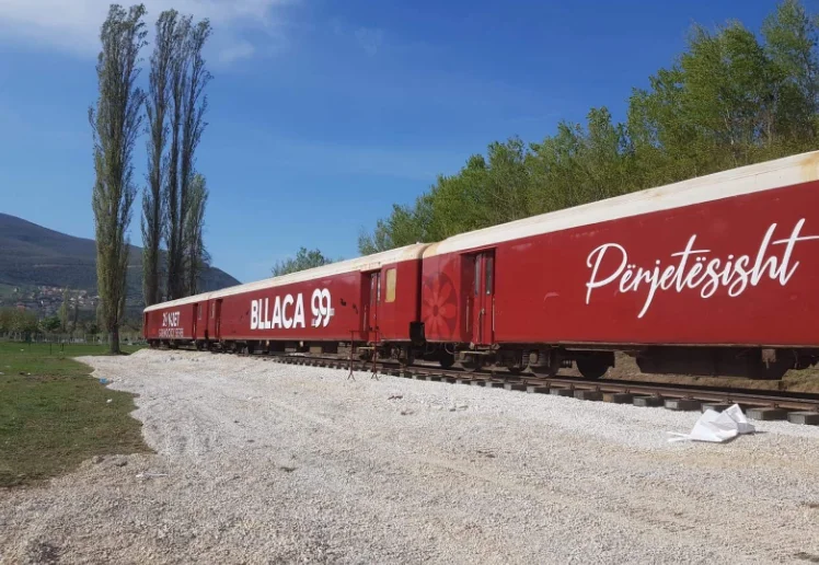 Recordatorios pesados del exilio por ferrocarril de las fuerzas serbias