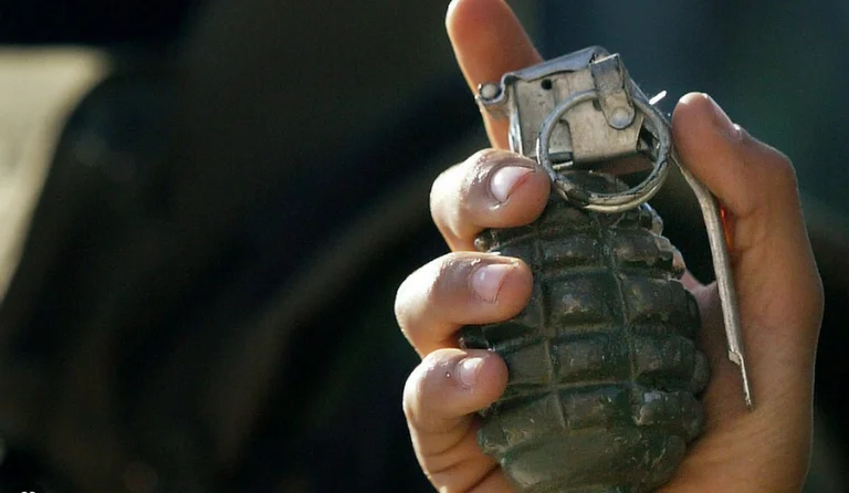 Dos granadas de mano encontradas en un coche en Prizren, KSF saca el vehículo explosivo