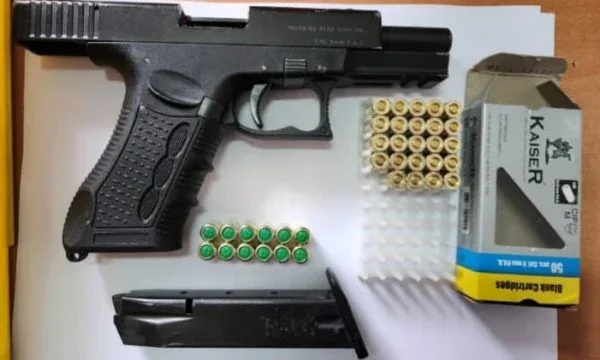 Pristina: La policía sospecha dos armas de fuego de un cuchillo