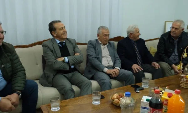 La familia Jethish de Gjakova con dos creencias celebran la Pascua juntos