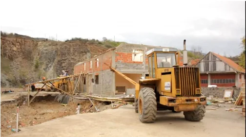 La raza publica rara confesión: Cómo se construyó la casa en el cementerio de masas en Rudnica, Serbia